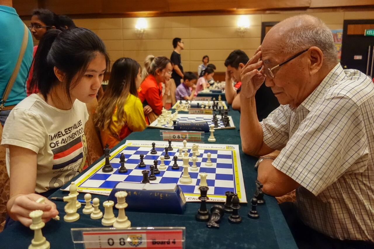 Ein Vorteil des Schachspiels – jung und alt können sich am Schachbrett begegnen