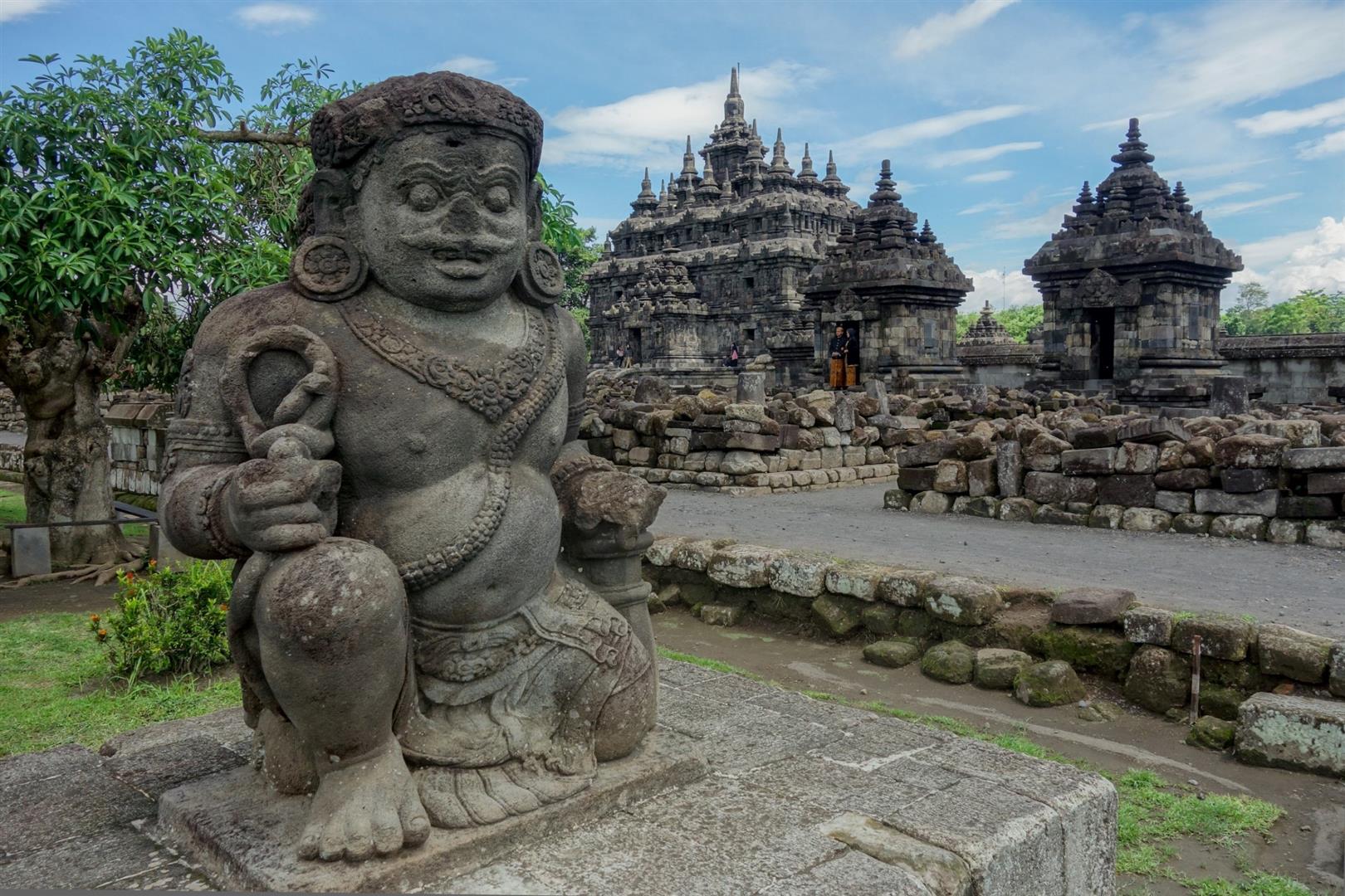 einer der zwei großen Tempelwächter am Candi Plaosan auf Java