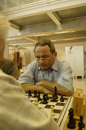 Konzentrierte Partie im Turniersaal