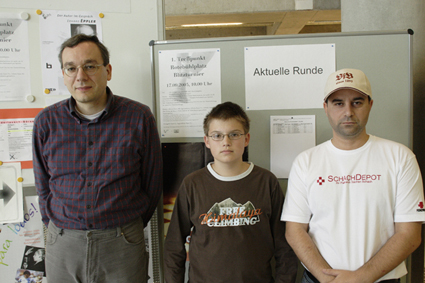 Gesamtsieger Tobias Hirneise, umrahmt vom Zweiten Vincenzo Giacopelli (rechts) und dem Drittplatzierten Frank Ott