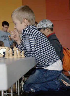 Junger Teilnehmer am Schachbrett bei der KJEM 2006