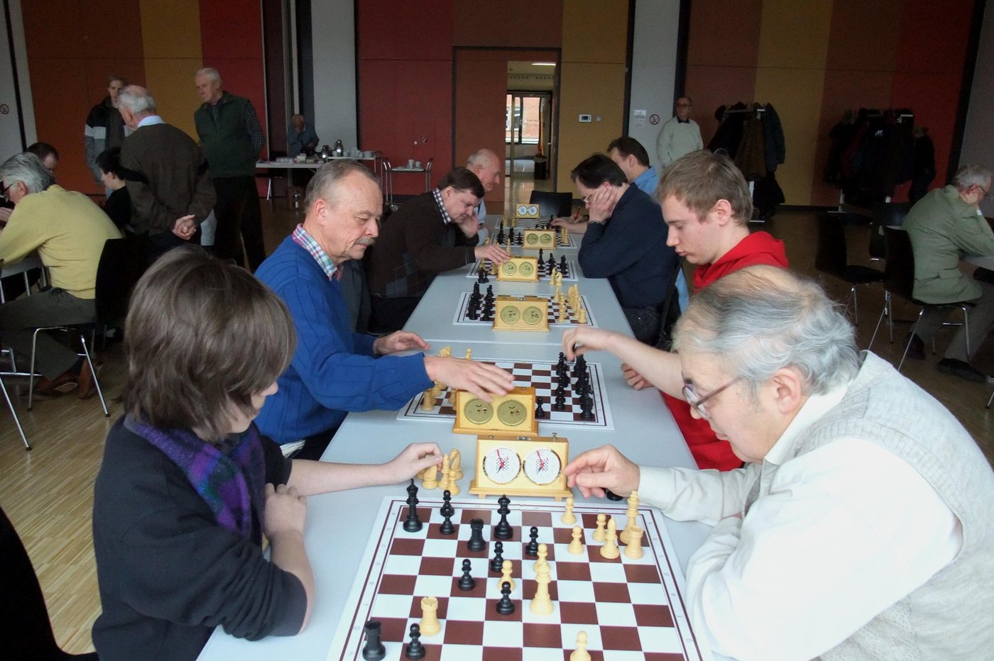 Kiebitze verfolgen eine Endspielstellung beim Neujahrsblitz 2010