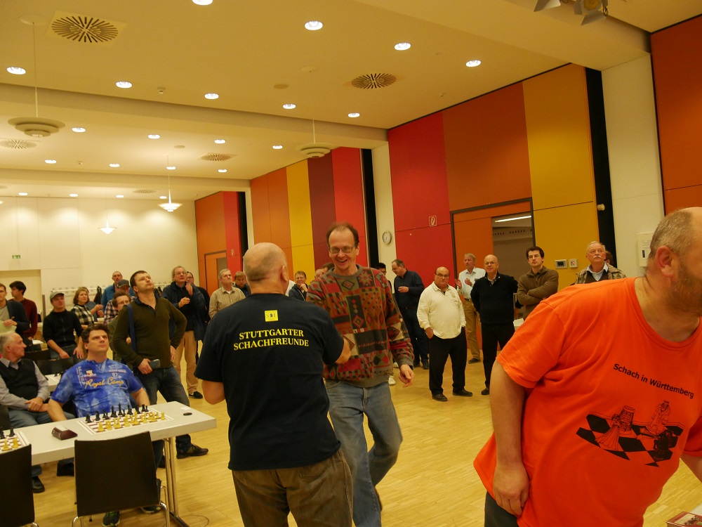 Claus Seyfried überreicht Christian Beyer einen Preis