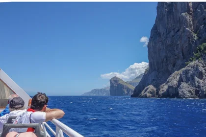 Mit dem Schiff entlang der Steilküste bei Mallorca